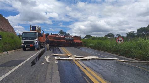 BR 101 Caminhão carregado combustível tomba e interdita trecho de