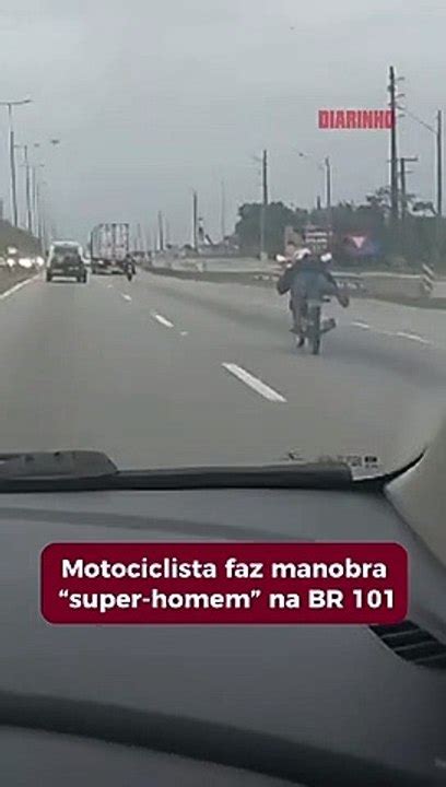 Motociclista faz manobra super homem na BR 101 Vídeo Dailymotion