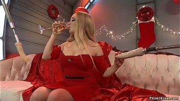 MILF Rubia De Tetas Enormes Aiden Starr Con Vestido Rojo De Navidad