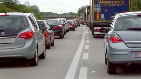 Nach Unfall Schaulustige sorgen für Stau oe24 at