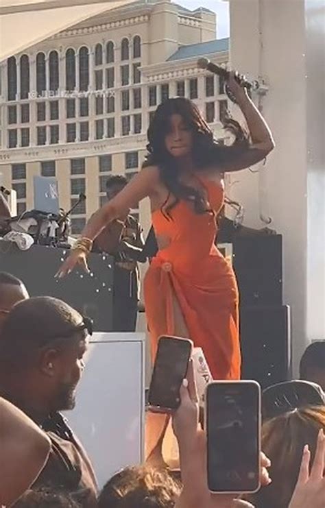 Em Leil O Microfone Arremessado Por Cardi B Em Plateia Recebe Lance De