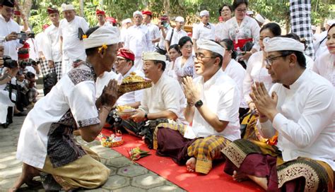 Nusabali Pemkot Denpasar Ngaturang Bhakti Penganyar Di Pura Luhur