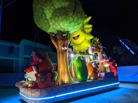 Video: Sesame Street Parade of Lights Drive-Through Experience Debuts ...