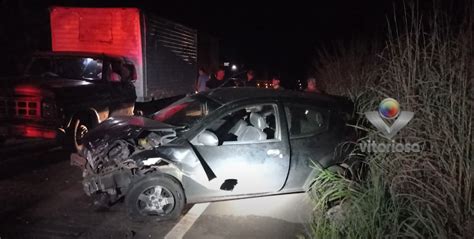 Dois carros batem de frente e um motorista fica preso às ferragens na