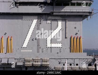 Vue du côté tribord de la structure de l île à bord du porte avions à