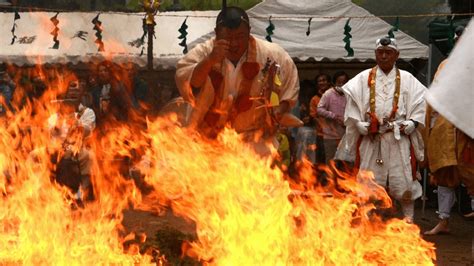 火舞う道、素足で無病息災祈る 広島市安佐北区の福王寺で火渡り祭【動画あり】 中国新聞デジタル