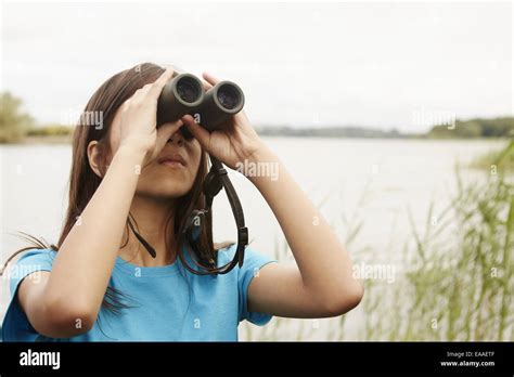 Jeune Fille Avec Des Jumelles Banque De Photographies Et Dimages à