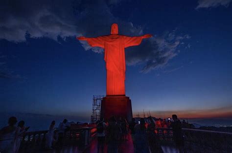 Cristo Redentor é iluminado em homenagem ao Dia da Advocacia