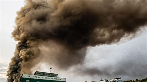 Da Malagrotta A Salario A Roma Bruciano Gli Impianti Quattro Incendi