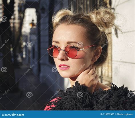 Femme Attirante Dans Des Lunettes De Soleil Roses Avec La Peau Parfaite