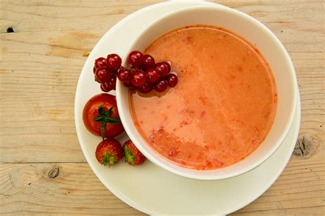 Zomerse Gazpacho Van Tomaat Aardbei En Besjes Prominent Prominent