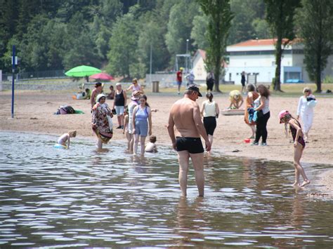 Vosges Lac De Celles Sur Plaine Un Lieu De Pique Nique Pour Tous Et