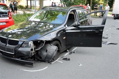 Verl BMW prallt gegen Anhänger Glocke