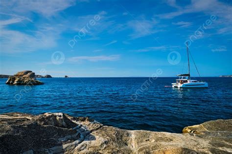 Background Perahu Yacht Di Laut Aegean Di Bebatuan Putih Pantai