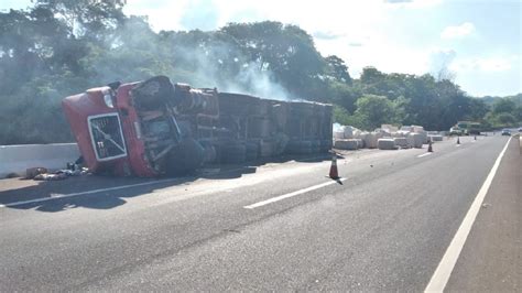 Tombamento De Carreta Deixa Duas Pessoas Feridas Na BR 050 Em Araguari