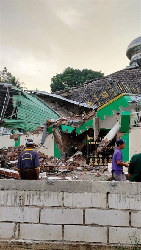 Masjid Di Bawean Ambruk Akibat Gempa Tuban Merdeka