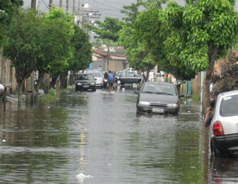 G1 Chuva de 10 minutos alaga ruas no Bairro Morumbi em Uberlândia MG