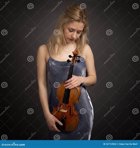 Violinista De Sexo Femenino Rubio Joven Hermoso Foto De Archivo