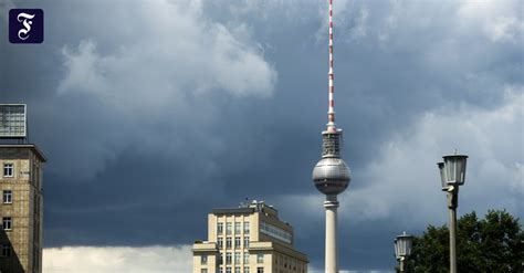 Berliner Fernsehturm Feuerwehr Sucht Nach Verirrter Drohne Auf M H He