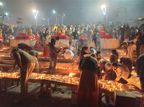 अयोध्या रामलला के भव्य मंदिर निर्माण की खुशी में सवा लाख दीप जलाकर