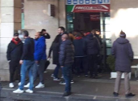 Salernitana Sale La Febbre Derby Lunghe File Davanti Ai Punti Vendita