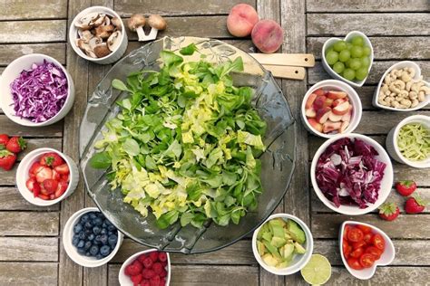 Salate für den Herbst Leckere Sattmacher aus Gemüse Obst