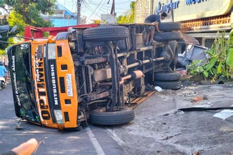 Rem Blong Truk Bawa Galon Air Tabrak Klinik Hingga Ambulans 1