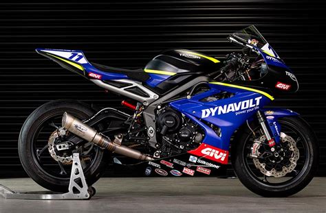 De Naked A Moto De Carreras Triumph Street Triple Rs Dynavolt