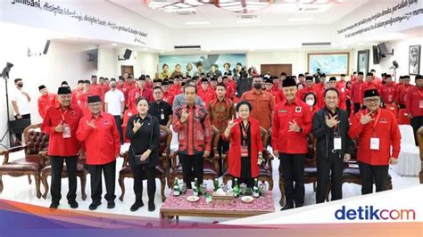 Salam Metal Megawati Di Tengah Jokowi Dan Ganjar Di Rakernas Pdip