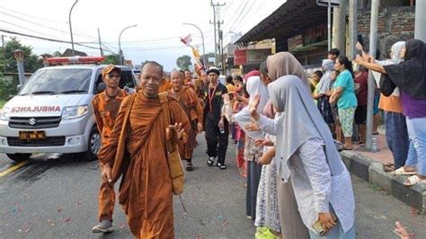 Biksu Thudong Akhirnya Sampai Magelang Disambut Warga Sebelum Bertolak