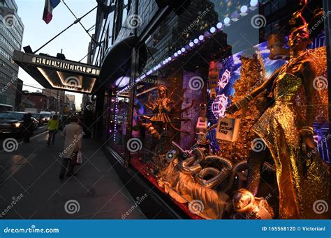 Holiday Window Display at Bloomingdale`s at 59th Street and Lexington Avenue, NYC. Editorial ...