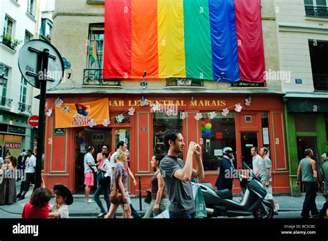 Paris France de jeunes Français à l extérieur un bar gay dans le Marais et l Hôtel Le Central