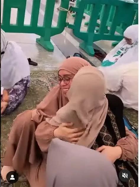 Momen Lesti Kejora Dan Bebizie Bertemu Di Madinah Warganet Soroti