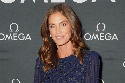 Cindy Crawford Flaunts Supermodel Figure In Iridescent Dress Parade Entertainment Recipes