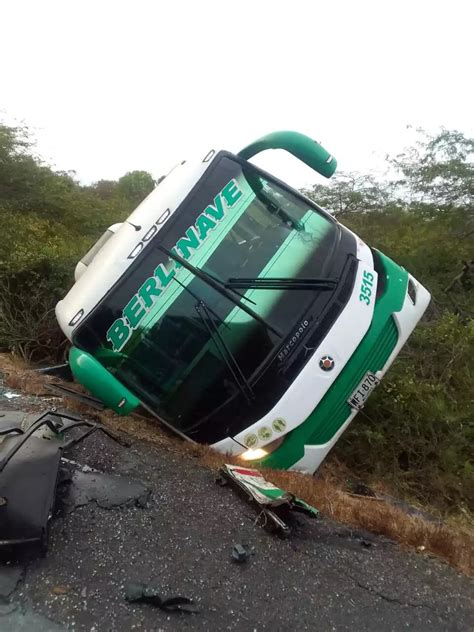 Accidente De Un Bus De Turismo En Vía Cienaga Barranquilla Deja Al