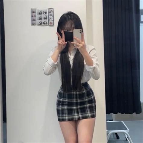 학생스타그램 공식계정 On Instagram 오늘의훈녀 Dltlxxs Ss Girls In Mini Skirts Girls Fasion Korean