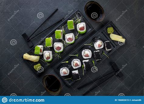 Rolos De Sushi Atum E Cozinha Japonesa Caviar Imagem De Stock