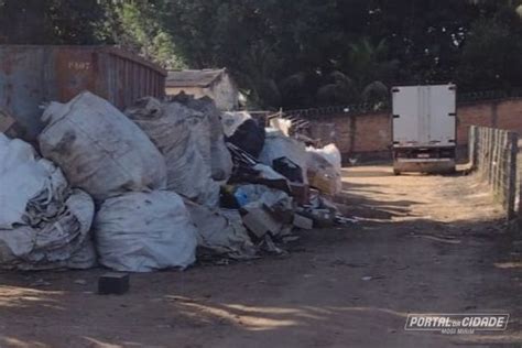 Depósito de sucata e lixo incomoda moradores próximos ao Seminário