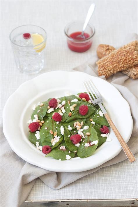 Spinatsalat Mit Himbeeren Feta Und Pinienkernen Von Sweets Lifestyle