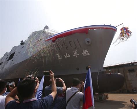 台灣首艘萬噸兩棲運輸艦下水