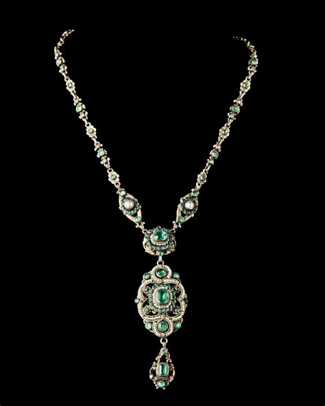 A SILVER GILDED NECKLACE WITH COLUMBIAN EMERALDS AND BAHRAINI PEARLS