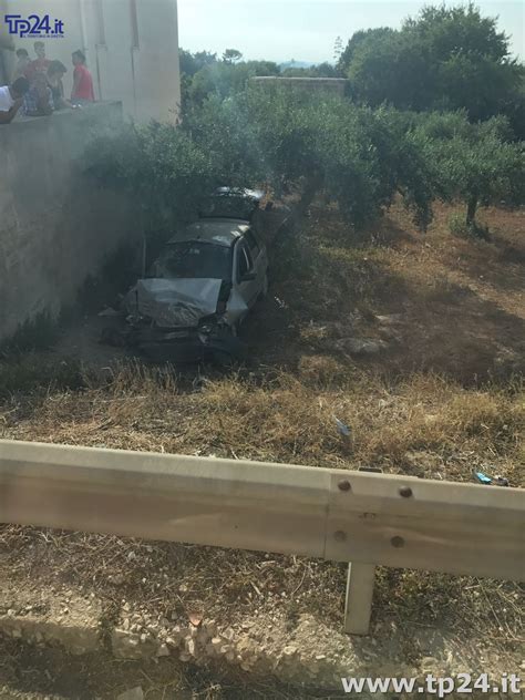 Marsala Incidente In Via Trapani Tre Ragazzi In Auto Finiscono Fuori