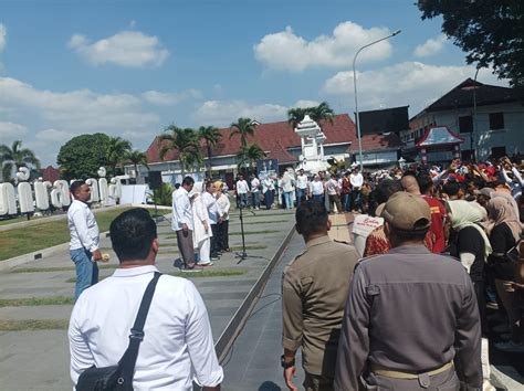 Pengamanan Pamit Bupati Dan Wakil Bupati Lumajang Di Rumah Dinas Dan Di