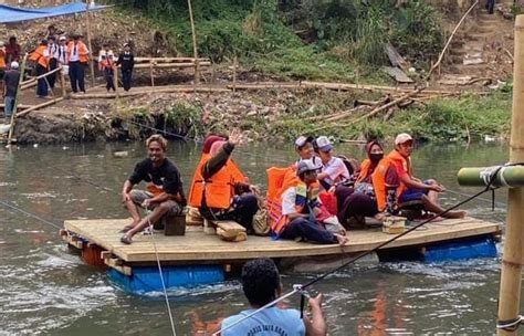 Potret Ratusan Pelajar Sekolah Naik Perahu Rakit Lewati Sungai Imbas