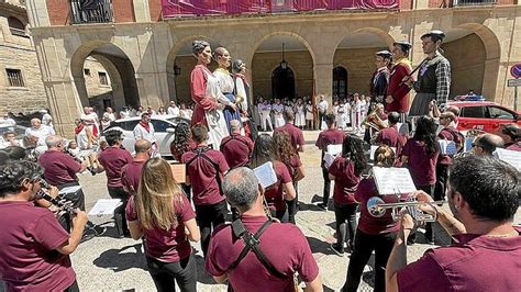 Día grande en Lodosa al son de la banda de música y la comparsa de gigantes