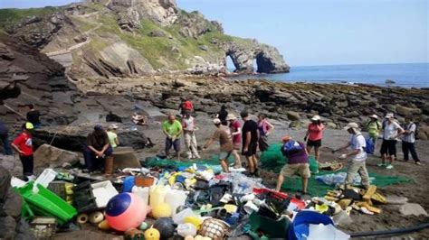 Medio Centenar De Voluntarios Recogen Kilos De Residuos En Una