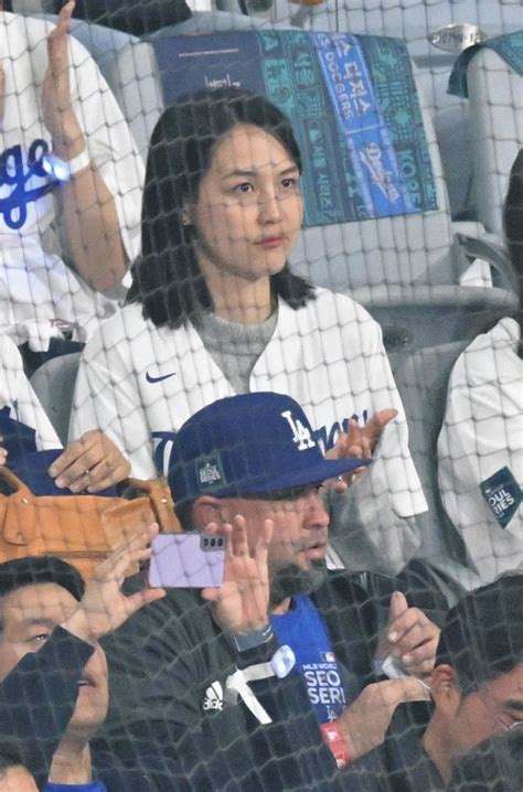 妻・真美子さん、はしゃぐ 大谷翔平の初ヒットに観客席で【動画】：中日スポーツ・東京中日スポーツ