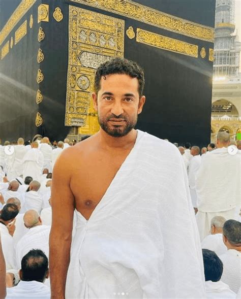 أحمد وعمرو سعد بملابس الإحرام أمام الكعبة صور