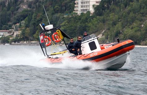 Toscolano Maderno Annega Nel Lago Di Garda Davanti A Moglie E Figli