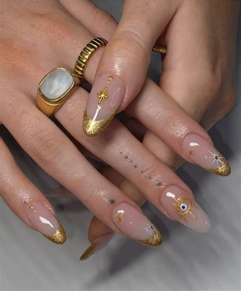 15 Stunning Gold Nail Inspo To Copy For Your Next Manicure Idées